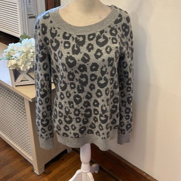 Gap gray leopard print long sleeve crewneck sweater Size M EUC - Picture 2 of 10